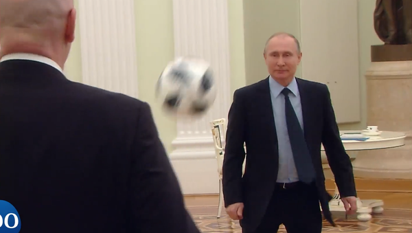 Vladimir Putin e Gianni Infantino trocam passes no Kremlin. - Sputnik Brasil