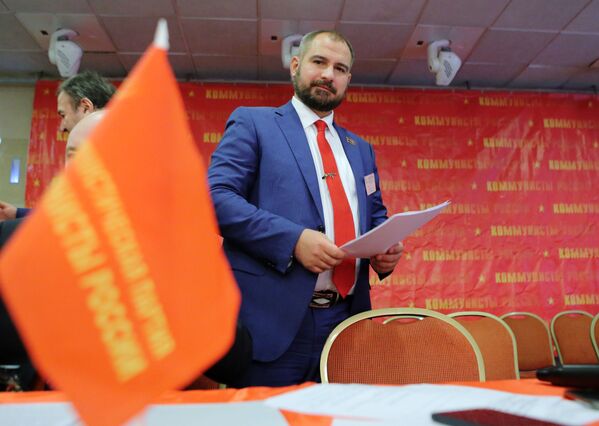 Líder do partido Comunistas da Rússia, Maksim Suraikin, participa do congresso em que os delegados aprovam a candidatura do partido às eleições presidenciais de 2018, 24 de dezembro de 2017 - Sputnik Brasil