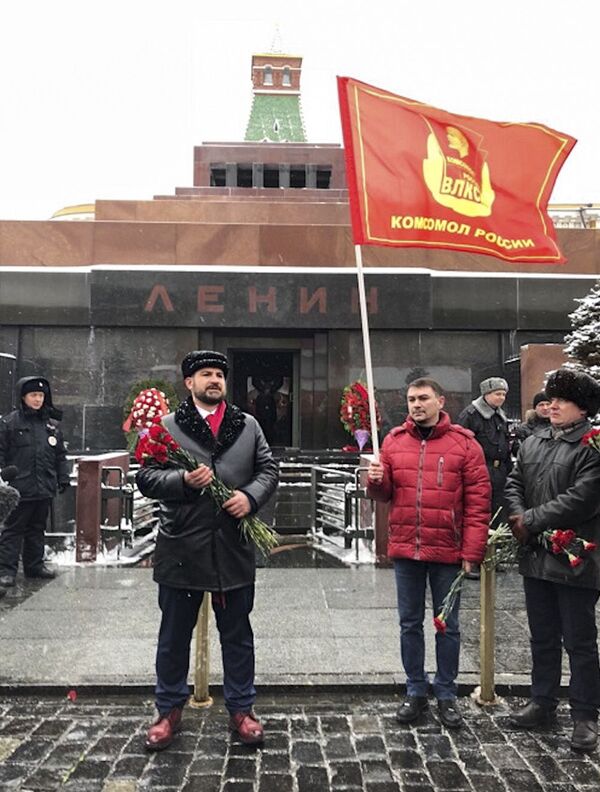 Candidato à Presidência da Rússia em 2018 e líder do partido Comunistas da Rússia, Maksim Suraikin, perto do Mausoléu de Lenin na Praça Vermelha - Sputnik Brasil