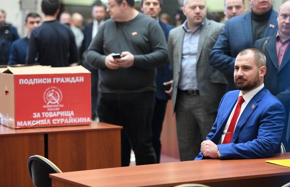 Líder do partido Comunistas da Rússia, Maksim Suraikin, entrega assinaturas à Comissão Eleitoral Central em apoio da sua candidatura à Presidência da Rússia, 31 de janeiro de 2018 - Sputnik Brasil
