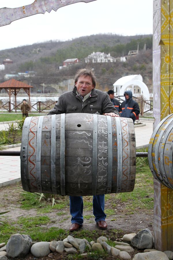 Chefe da empresa vinícola russa Abrau Durso, Boris Titov, participa de uma ação de recepção da primavera em Abrau Durso, povoado no sul da Rússia, abril de 2012 - Sputnik Brasil