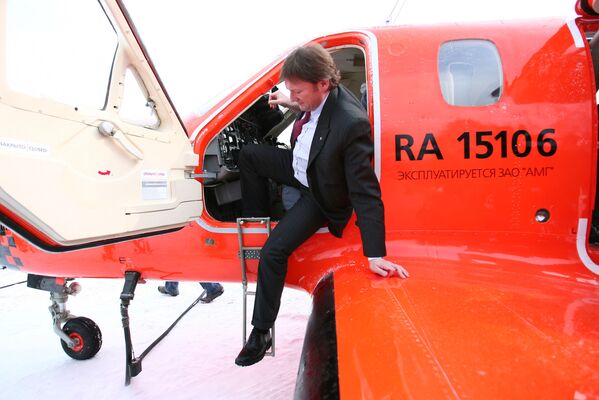 Presidente da organização Delovaya Rossiya (Rússia de Negócios) observa o cockpit do primeiro táxi aéreo da empresa Dexter, criado na Rússia, que entrou em serviço, março de 2006 - Sputnik Brasil
