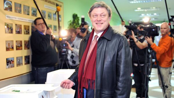 Líder do partido Yabloko, Grigory Yavlinsky, em uma das seções eleitorais durante as eleições de deputados para a Duma de Estado da Rússia, dezembro de 2011 - Sputnik Brasil