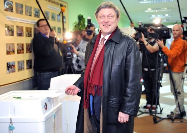 Líder do partido Yabloko, Grigory Yavlinsky, em uma das seções eleitorais durante as eleições de deputados para a Duma de Estado da Rússia, dezembro de 2011 - Sputnik Brasil