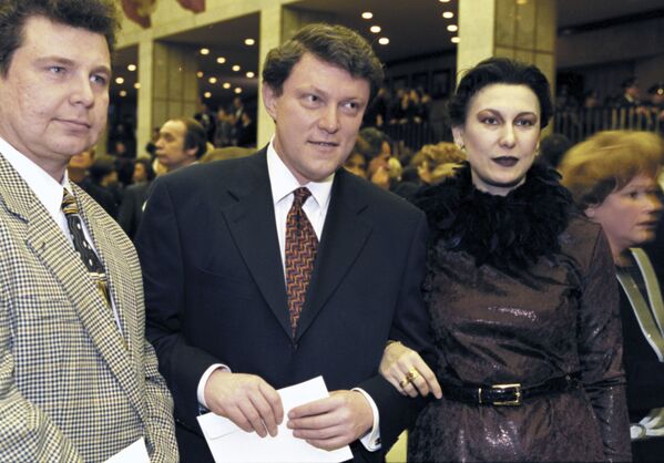Líder do movimento sócio-político Yabloko, Grigory Yavlinsky, na estreia do filme O Barbeiro da Sibéria, fevereiro de 1999 - Sputnik Brasil