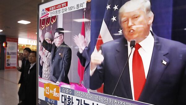 Tela de televisão mostrando presidente norte-americano Donald Trump e líder norte-coreano Kim Jong-un em Seul, Coreia do Sul - Sputnik Brasil