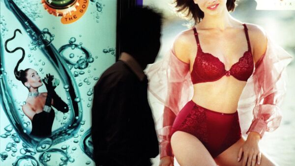 Banner de lingerie sensual chama atenção de pedestre em Hong Kong - Sputnik Brasil