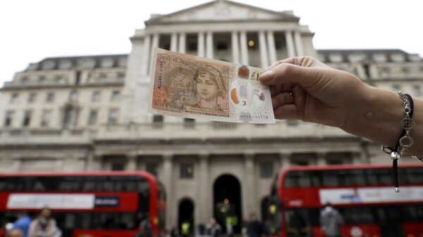 Nota de 10 libras é exibida em frente ao Banco da Inglaterra, na cidade de Londres - Sputnik Brasil