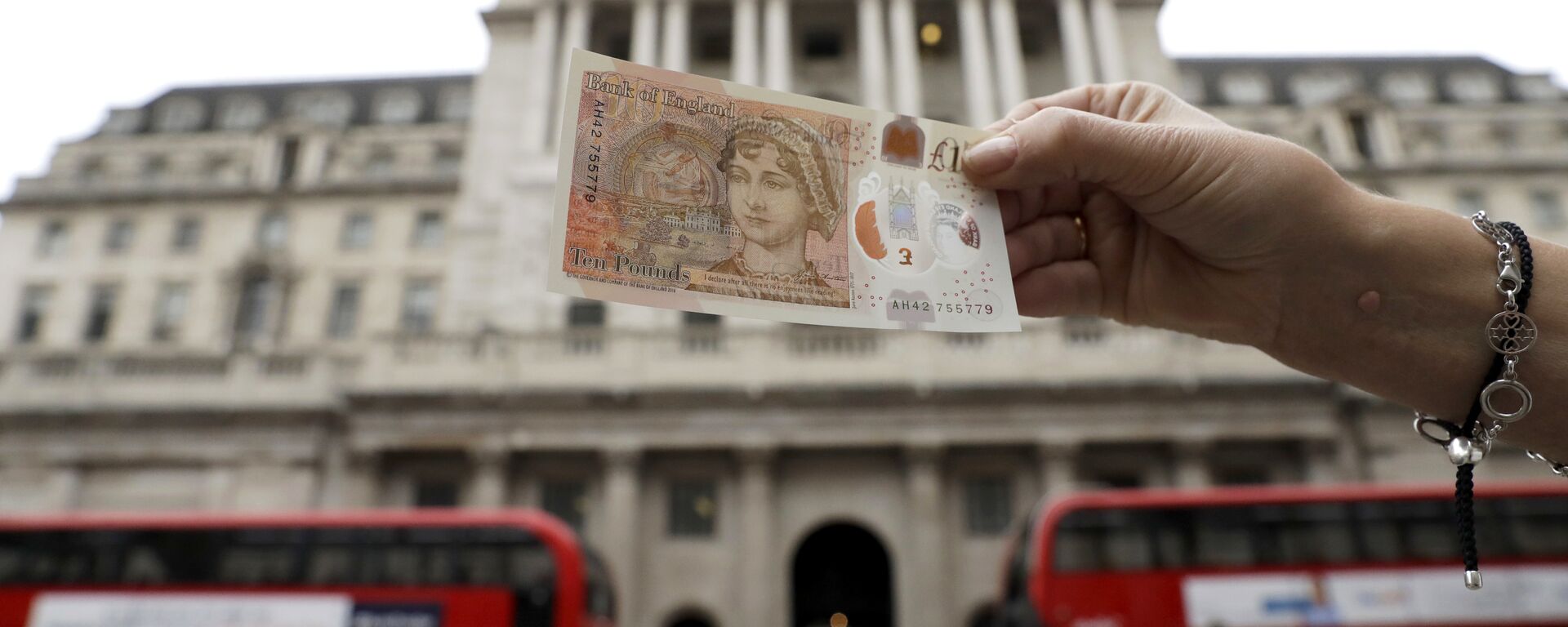 Nota de 10 libras é exibida em frente ao Banco da Inglaterra, na cidade de Londres - Sputnik Brasil, 1920, 04.08.2022