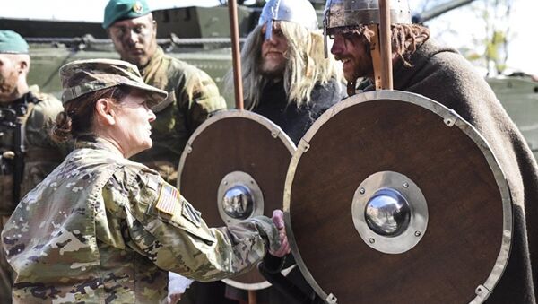 Militares dos EUA e noruegueses vestidos de vikings - Sputnik Brasil