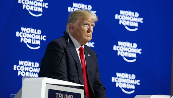 President Donald Trump listens as he is introduced to deliver a speech to the World Economic Forum, Friday, Jan. 26, 2018, in Davos - Sputnik Brasil
