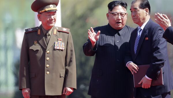 Líder norte-coreano, Kim Jong-un, durante a cerimônia de inauguração da área residencial de Ryomyong, em Pyongyang - Sputnik Brasil