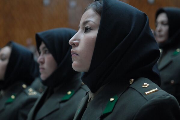 Mulheres da primeira formatura da Escola de Oficiais Femininas do Exército Nacional do Afeganistão atendem cerimônia solene ao concluírem os estudos - Sputnik Brasil