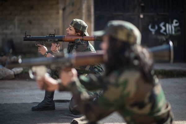 Militares voluntárias sírias treinam nos arredores de Damasco - Sputnik Brasil