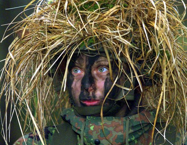 Militar alemã vestida de camuflagem durante as manobras do exército nacional em Augustdorf - Sputnik Brasil