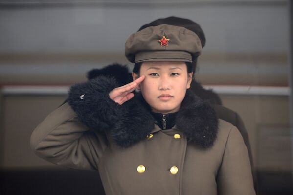 Militar norte-coreana faz continência em Pyongyang - Sputnik Brasil