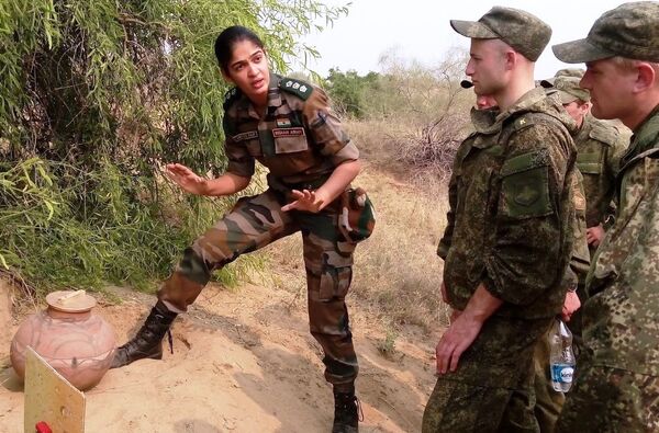 Mulher oficial do exército indiano fala aos soldados russos durante as manobras conjuntas em 2015 - Sputnik Brasil