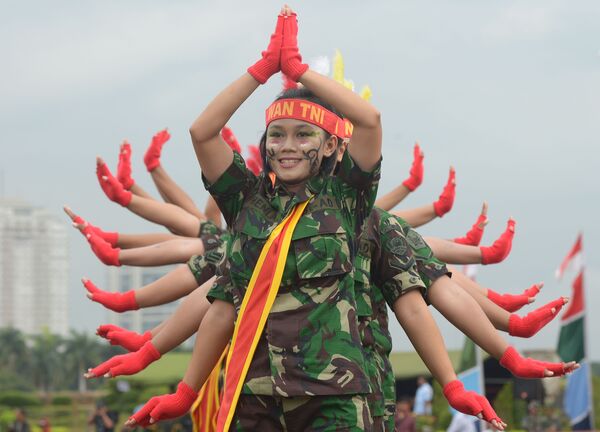 Mulheres militares das Forças Armadas da Indonésia se apresentam durante o Dia de Kartini em Jakarta, um evento para homenagear a heroína nacional Raden Ajeng Kartini, pioneira da emancipação das mulheres indonésias - Sputnik Brasil