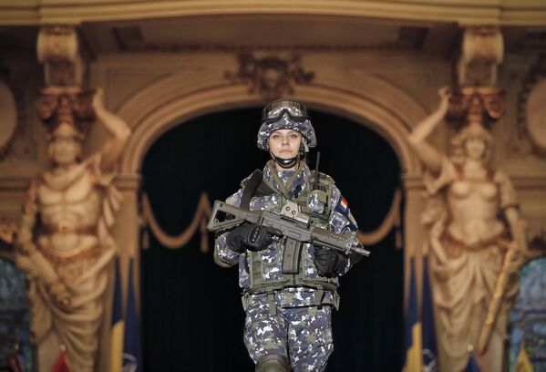 Mulher das Forças Armadas da Romênia apresenta o futuro uniforme de combate do exército nacional em Bucareste - Sputnik Brasil