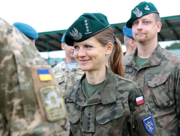 Mulheres do exército polonês durante a cerimônia de abertura das manobras Rapid Trident 2017 - Sputnik Brasil