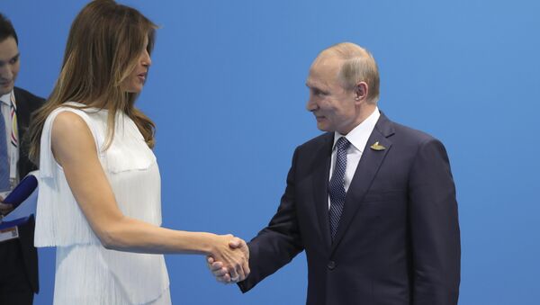 Russian President Vladimir Putin (R) shakes hands with U.S. First Lady Melania Trump during a meeting on the sidelines of the G20 summit in Hamburg, Germany July 7, 2017 - Sputnik Brasil