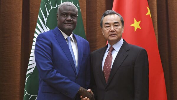 Presidente da Comissão da União Africana Moussa Faki Mahamat, à esquerda, posa ao lado do ministro chinês das Relações Exteriores, Wang Wi, à direita. Encontro aconteceu em Pequim, no dia 8 de fevereiro de 2018. - Sputnik Brasil