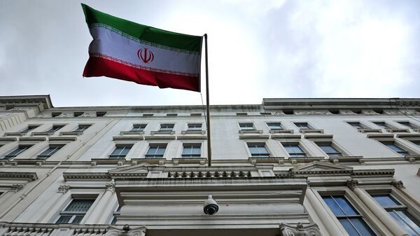 Bandeira iraniana na embaixada do Irã em Londres - Sputnik Brasil