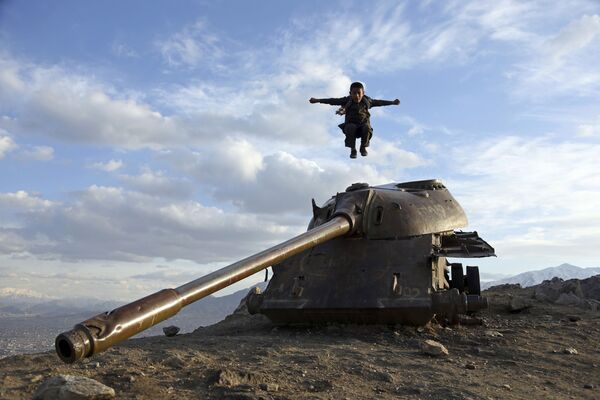 Menino afegão salta da torre de um tanque nos arredores de Cabul - Sputnik Brasil