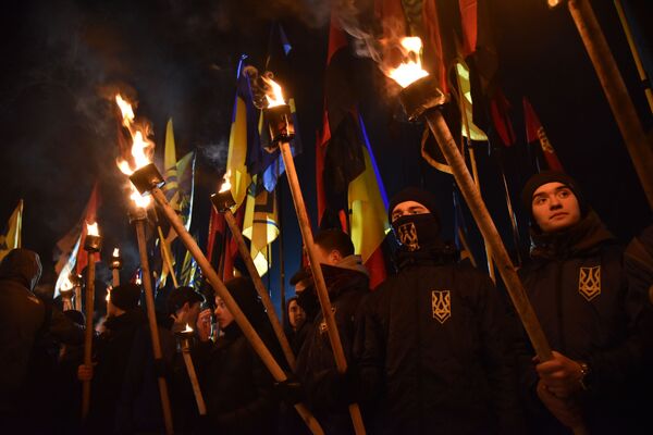 Desfile de tochas de organizações de extrema-direita no dia de morte de Roman Shukhevich, comandante do Exército Insurgente da Ucrânia - Sputnik Brasil