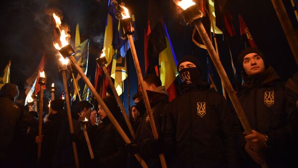 Desfile de tochas de organizações de extrema-direita no dia de morte de Roman Shukhevich, comandante do Exército Insurgente da Ucrânia - Sputnik Brasil