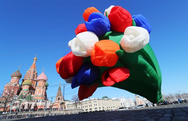 Balão em forma de buquê de tulipas nas vésperas do Dia Internacional da Mulher, em Moscou - Sputnik Brasil