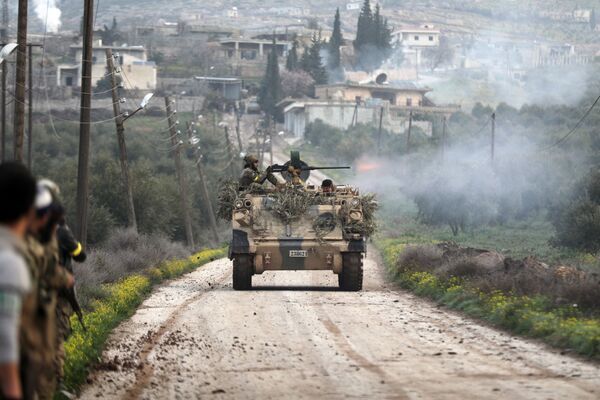 Militantes do Exército Livre da Síria, apoiados pelas forças turcas, disparam  na região da cidade síria de Rajo - Sputnik Brasil