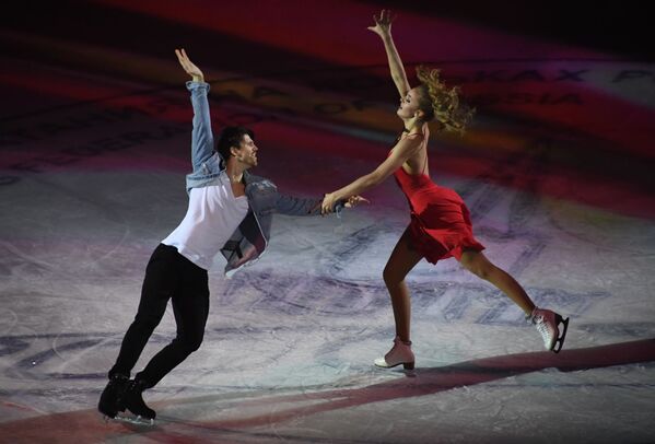 Aleksandra Stepanova e Ivan Bukin durante o show de patinação artística Festa de Atletas Olímpicos. Campeões em Moscou - Sputnik Brasil