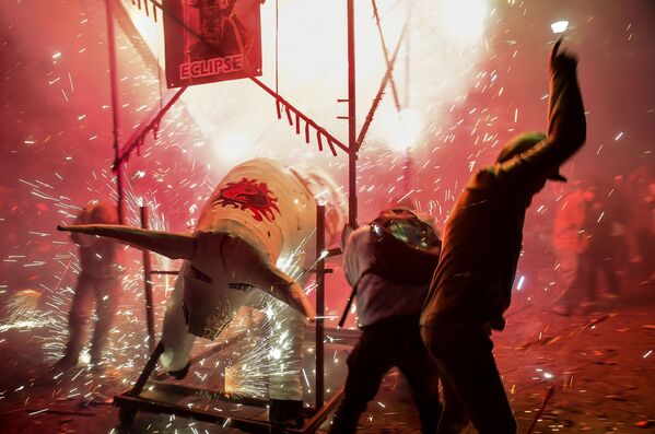 Pessoas tentam se proteger de fogos de artifício durante as celebrações de San Juan de Dios, na cidade de México - Sputnik Brasil