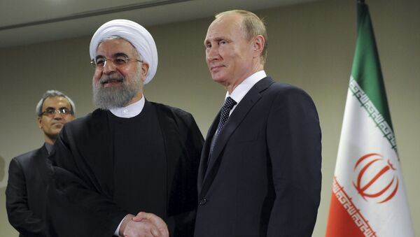 Presidente Vladimir Putin da Rússia (R) se reúne com presidente do Irã, Hassan Rohani, à margem da Assembleia Geral das Nações Unidas, em Nova York, 28 de setembro de 2015 - Sputnik Brasil