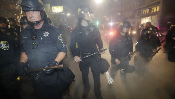 Policiais em Oakland durante protestos contra Trump (foto de arquivo) - Sputnik Brasil
