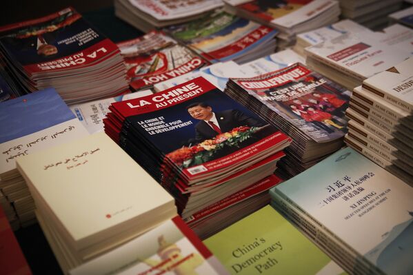 Livros e revistas sobre Xi Jinping em estande do Congresso Nacional do Povo, em março de 2018. - Sputnik Brasil