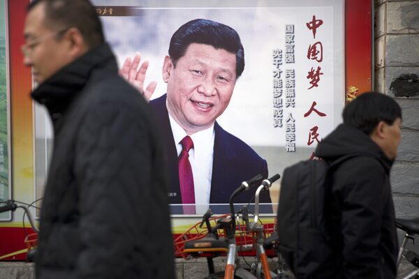 A figura do presidente chinês está espalhada por cartazes em Pequim. - Sputnik Brasil
