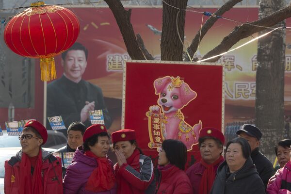 Xi Jinping em cartaz de centro para soldados aposentados, em Pequim. - Sputnik Brasil