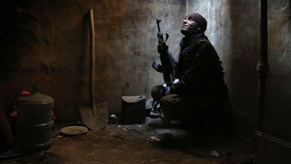 Suposto militante do grupo rebelde Faylaq al-Rahman na área de Arbeen, nos subúrbios de Damasco (arquivo) - Sputnik Brasil