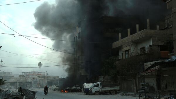 Fumaça saindo de um edifício depois de bombardeamentos na cidade de Douma, em Ghouta Oriental - Sputnik Brasil