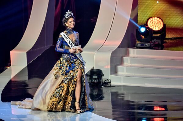 Vencedora do concurso Miss Universo 2017, modelo sul-africana Demi-Leigh Nel-Peters participa do final do concurso Miss Indonésia 2018 em Jacarta - Sputnik Brasil