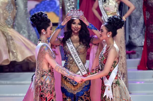 Vencedora do concurso Miss Indonésia 2017, atriz Bunga Jelitha, entrega coroa a vencedora de 2018 - Sputnik Brasil