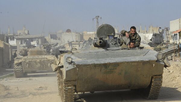 Soldados das tropas governamentais sírias em um veículo armado em Ghouta Oriental - Sputnik Brasil