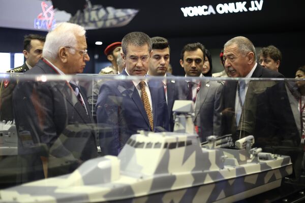 Ministro da Defesa da Turquia Nurettin Canikli (C) participa da Exposição Internacional de Defesa Marítima DIMDEX 2018 no Qatar - Sputnik Brasil