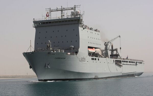 Navio de combate da Real Marinha britânica no porto de Doha - Sputnik Brasil
