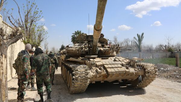 Forças governamentais sírias nos arredores da cidade de Jisreen, na região de Ghouta Oriental, ocupada por rebeldes - Sputnik Brasil