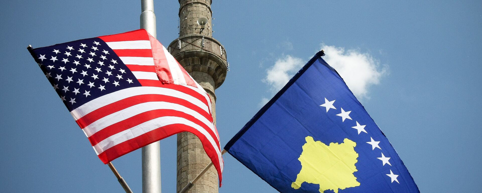 Bandeiras dos EUA e do Kosovo em Pristina, capital do Kosovo - Sputnik Brasil, 1920, 04.08.2022