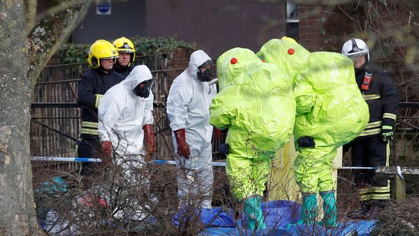 Officials in protective suits check their equipment before repositioning the forensic tent, covering the bench where Sergei Skripal and his daughter Yulia were found, in the centre of Salisbury, Britain, March 8, 2018 - Sputnik Brasil