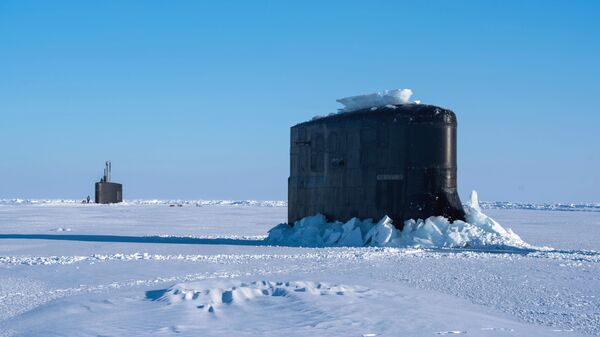 Submarinos norte-americanos USS Connecticut e USS Hartford emergem do gelo no Ártico - Sputnik Brasil